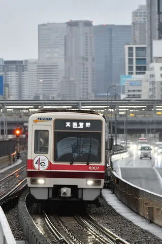 雨粒が光る、都会の電車旅