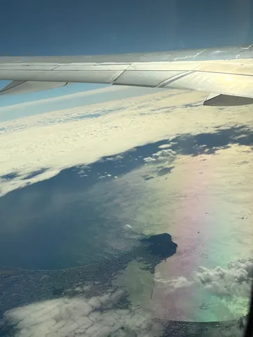 飛行機から見下ろす、地上と海と空の境界線