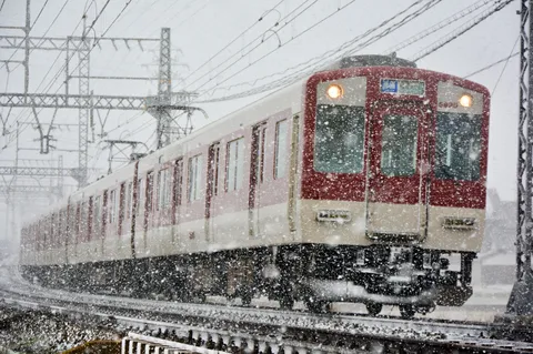 雪降る線路を走る列車