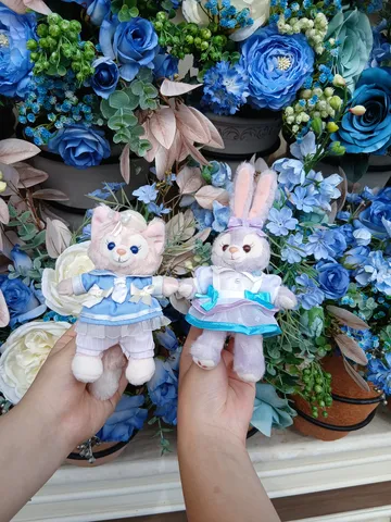 青い花に囲まれた可愛い仲間たち