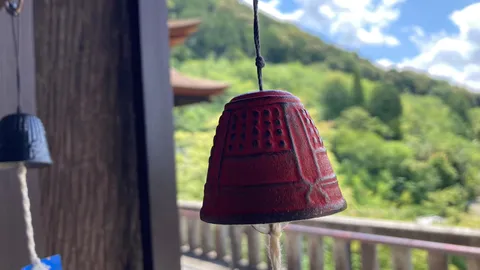 古風な風鈴、緑の山々