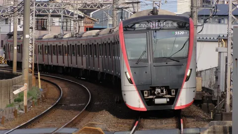 カーブを曲がる銀色の車体