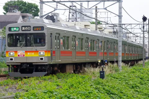 雨上がりの水滴、電車の旅情