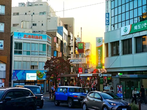 夕暮れを走る街角