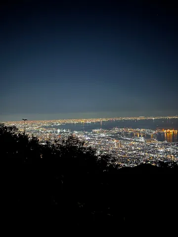夜景と海風の静謐な広がり