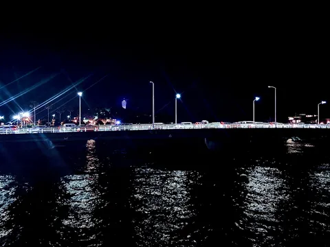 夜景の光が水面に踊る