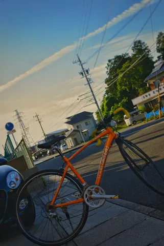 夕暮れの道、自転車と車