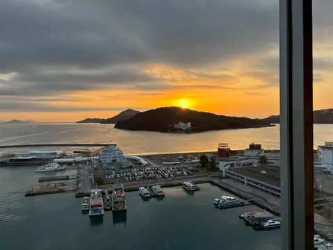 黄金色に染まる港の夕暮れ