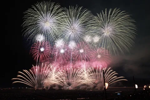 夜空を彩る大輪の花火