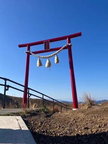 青空に映える朱色の鳥居