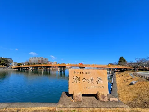 青空と橋、石碑のコントラスト