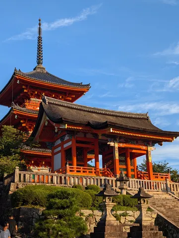 鮮やかな寺社と青空のコントラスト