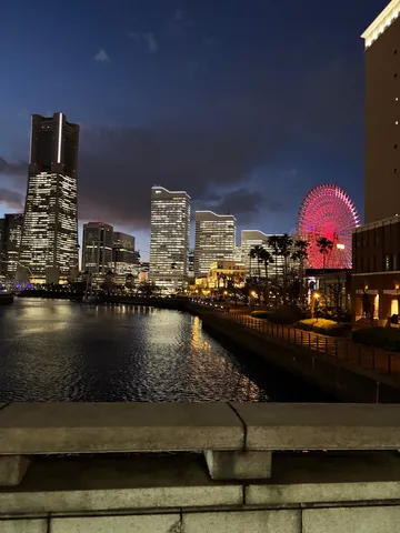 夜景と水辺の灯り