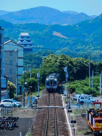 電車と古城、どこへ向かう？