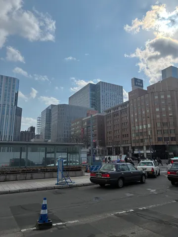 青空と街路のリズム