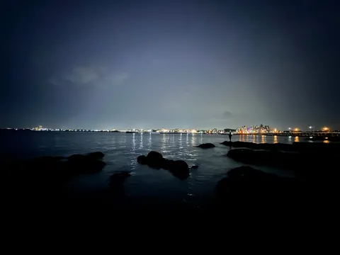 夜景と水面の静かな交響曲