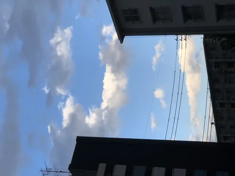 青空と建物のコントラスト