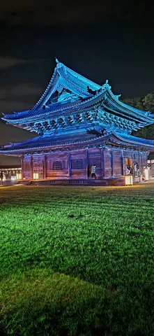 青く輝く古刹の夜