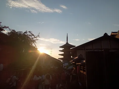 夕暮れの古都、五重塔のシルエット