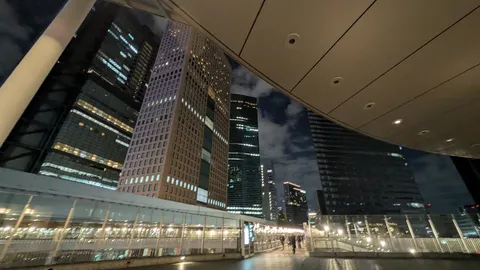 都市夜景の曲線と灯り
