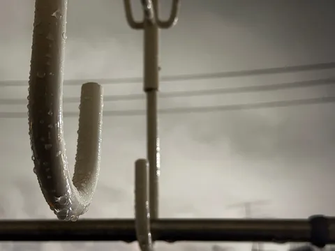雨粒がきらめく、物干し竿の憂鬱