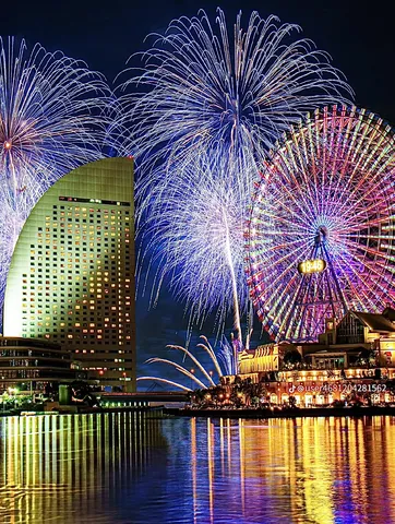 光と花火が織りなす夜の競演