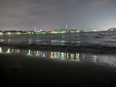 夜景の波紋、光の揺らめき