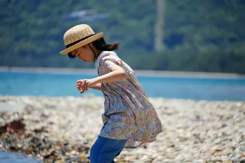 浜辺の小さな探求者