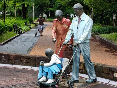 公園で繰り広げられる日常のワンシーン