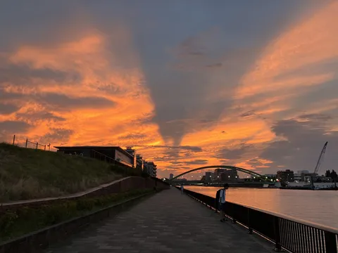 ドラマチックな夕空と水辺の道