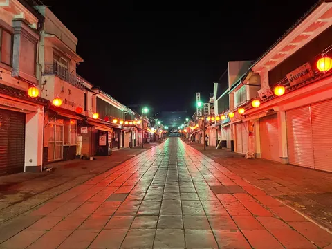 夜の露を照らす路地