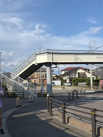 日常に溶け込む、歩道橋のある風景