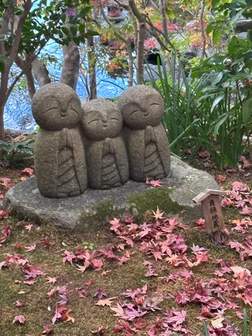 苔庭に並ぶ、ほっこり石像たち