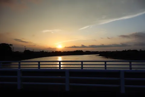 水面に映る夕陽の道