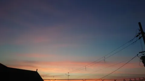 夕暮れ電線と家路