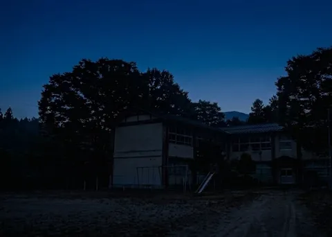 夕暮れの寂れた学校