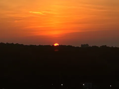 沈みゆく太陽と街の灯り