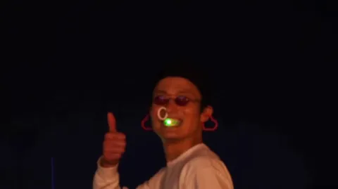 光るアクセサリーで怪しい夜遊び