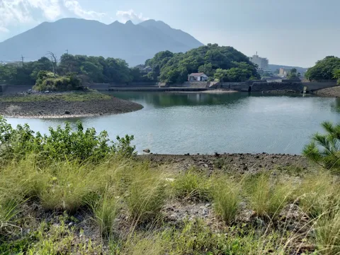 山と湖と都会のコントラスト