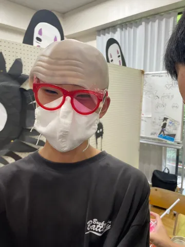 薄光の仮面と赤眼鏡