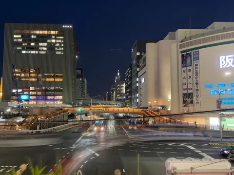 夜景に流れる光の軌跡
