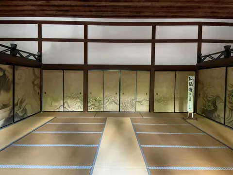 静寂と竜の襖絵、古都の風情