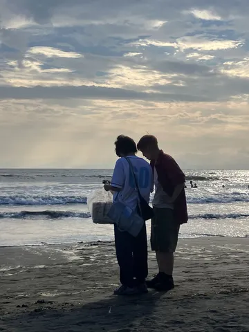 海辺の囁きと二人