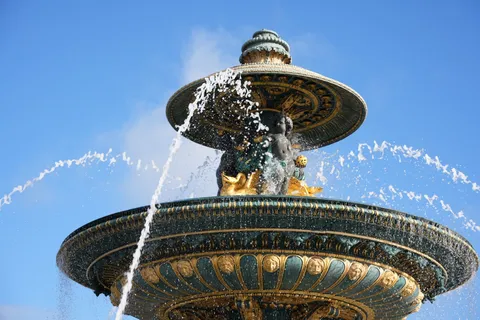 青空を背に響く噴水の祈り