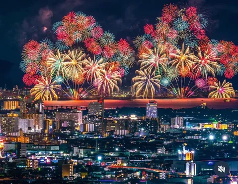 煌めく夜景と花火の競演
