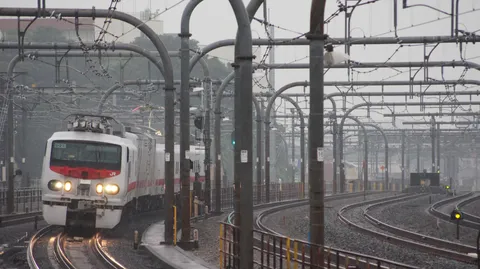 雨上がりの線路を駆ける列車