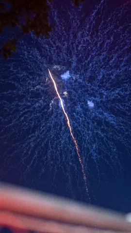 夜空を彩る光の線