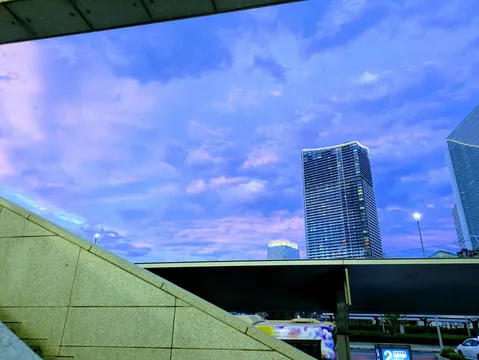 夜明け前の紫紺の空と都会の光