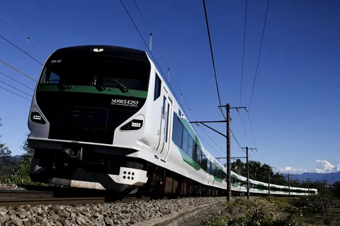 青空を駆ける流線形の列車