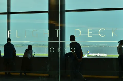 空と飛行機、そして時を待つ人々